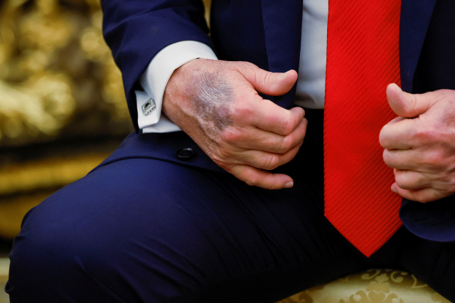 trump in elindeki morluk dikkat cekti beyaz 18981250 6907 m