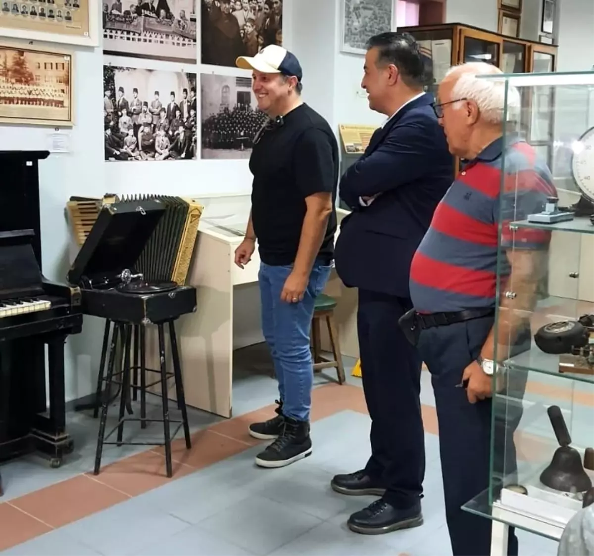 Ünlü Oyuncu İlker Ayrık, Mezun Olduğu Balıkesir Lisesi'ni Ziyaret Etti