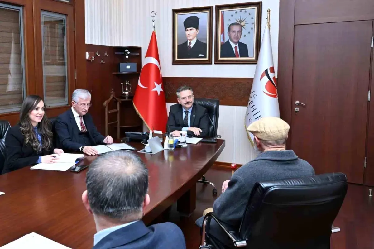 Eskişehir Valisi Aksoy, Halk Günleri ile Vatandaşların Taleplerini Dinliyor