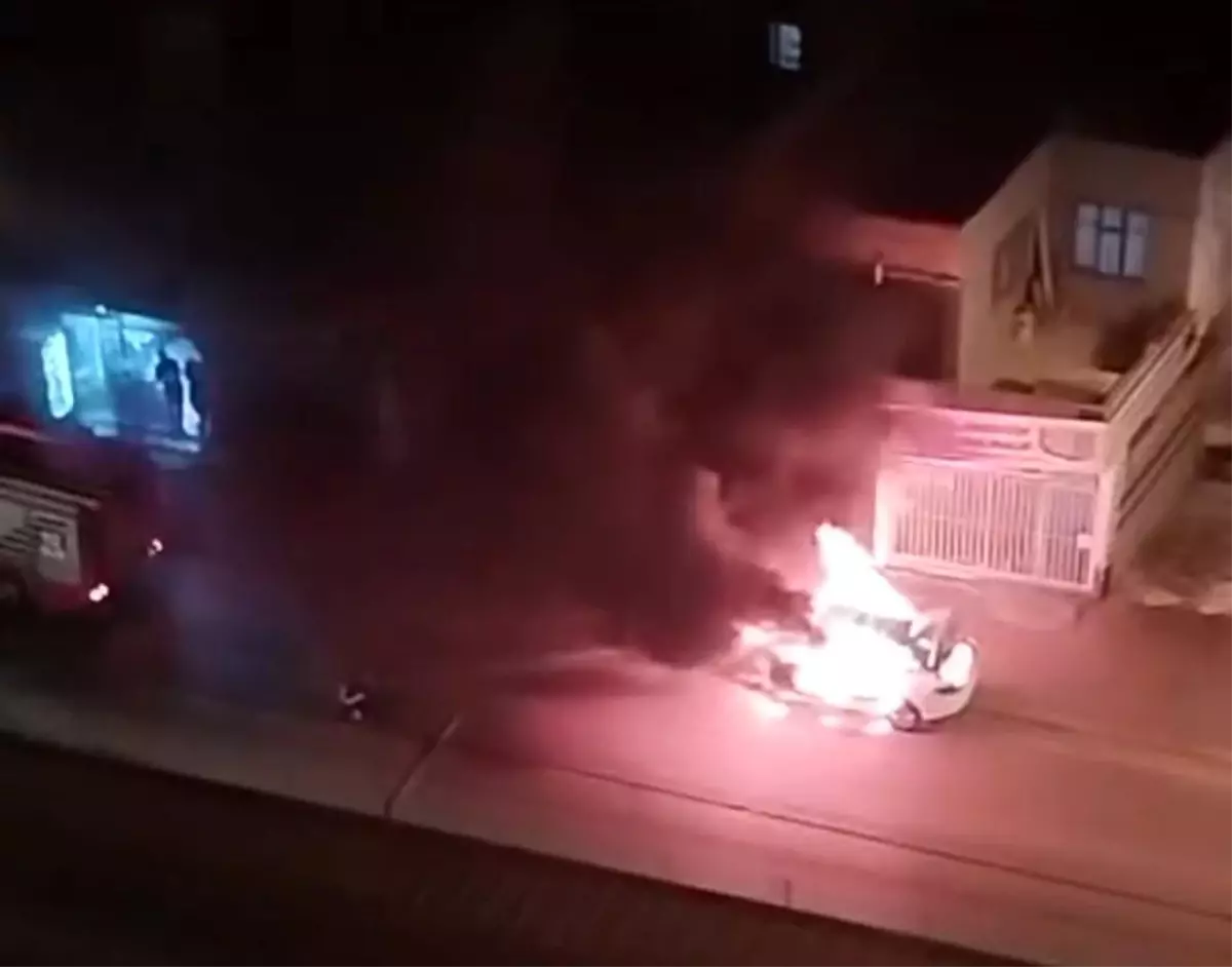 Adana'da Seyir Halindeki Otomobil Alev Alev Yandı