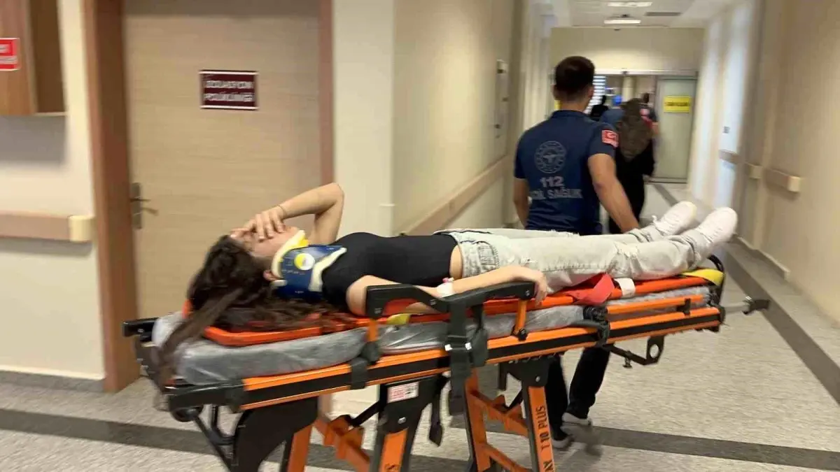 Adıyaman&apos;da Yolcu Minibüsü Elektrik Direğine Çarptı: 8 Yaralı