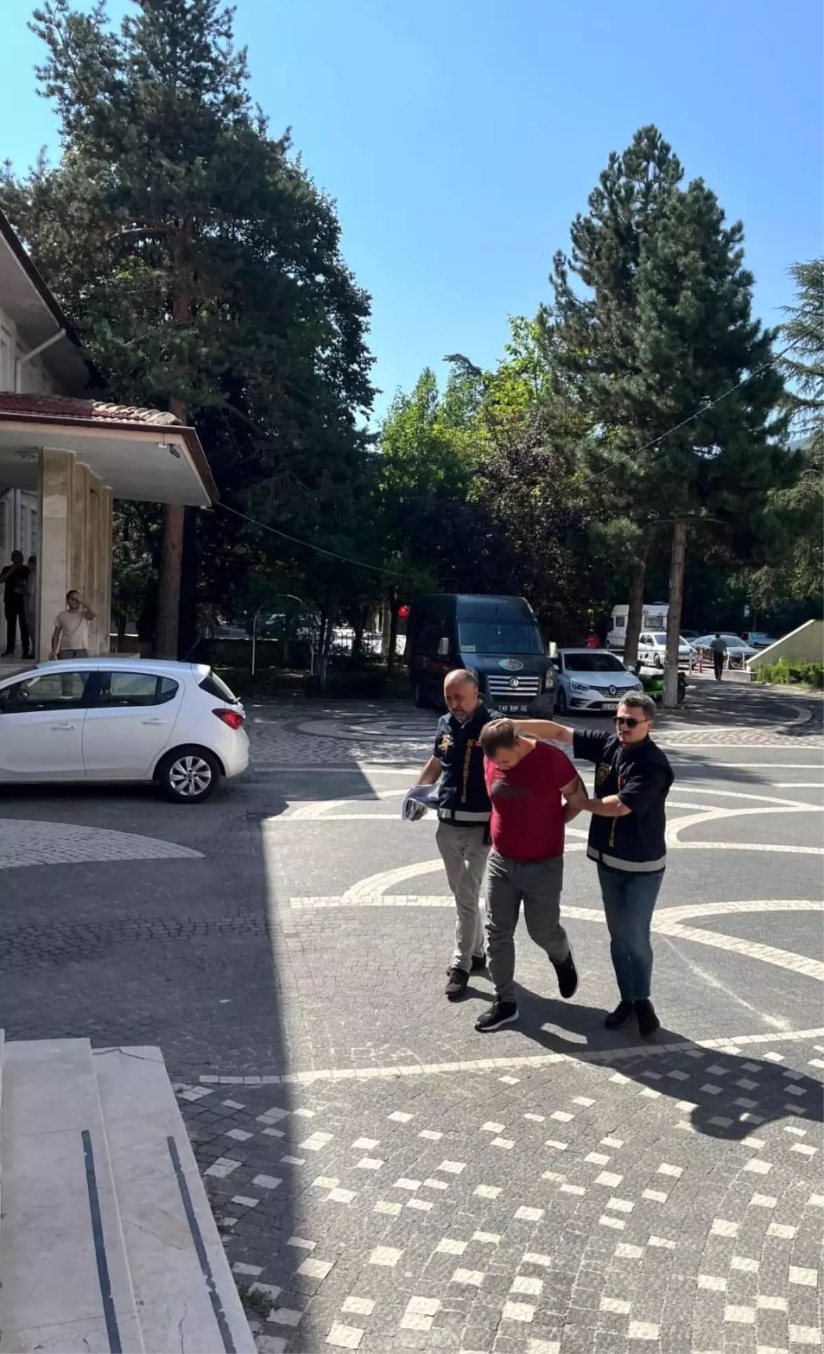 Akşehir&apos;de Uyuşturucu Operasyonu: 2 Gözaltı, 1 Tutuklama