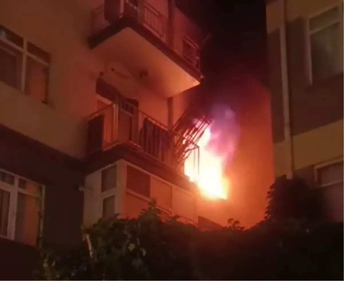 Yenimahalle&apos;de Apartman Yangını Paniğe Neden Oldu