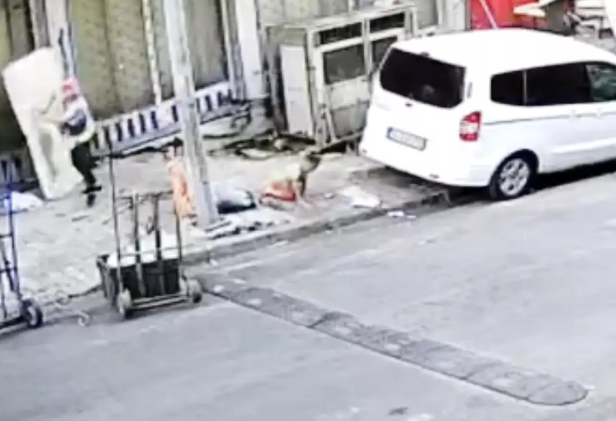 Küçükçekmece&apos;de Balkondan Düşen 4 Yaşındaki Çocuk Hayatta Kaldı