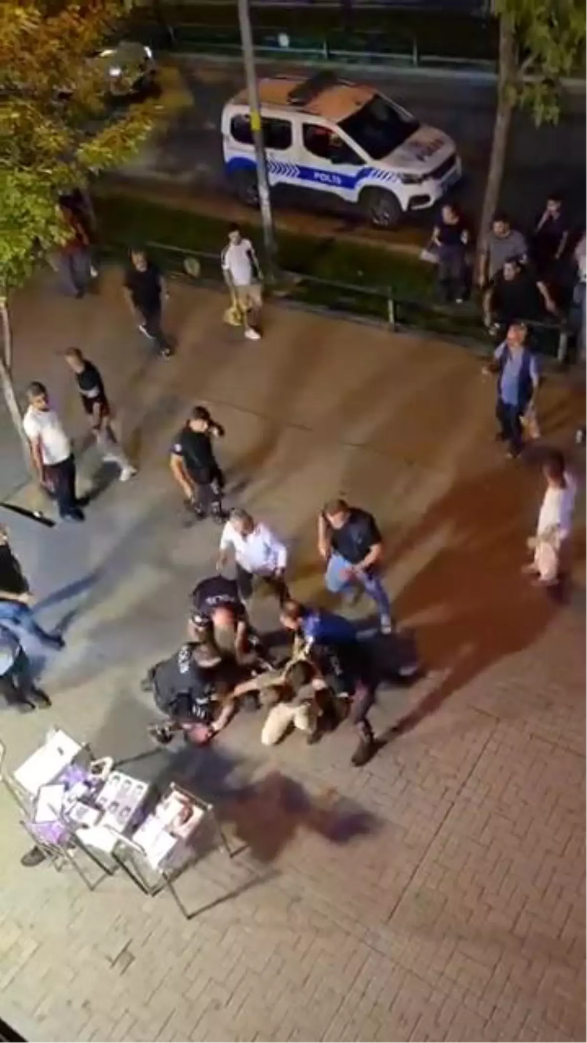 Bursa'da Giyim Mağazası Önünde Kavga: 4 Yaralı, 1 Gözaltı
