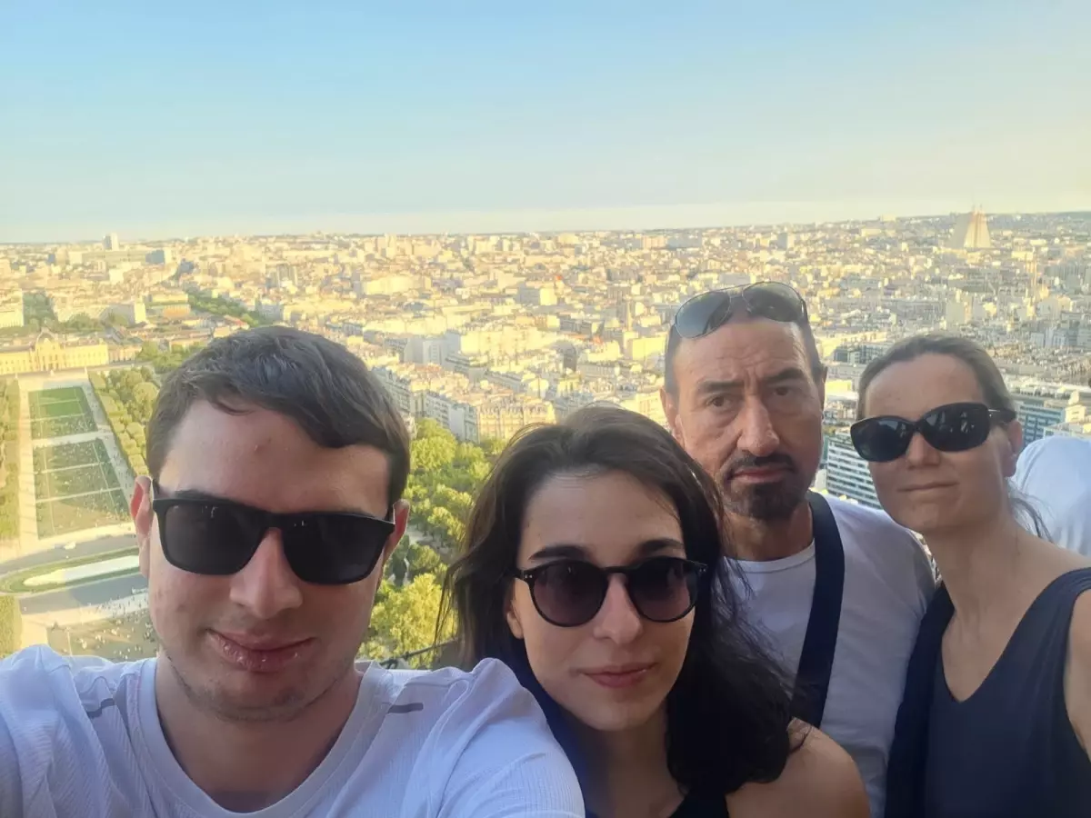 İkizler Naz ve Deniz Akdeniz, Babalarının Mezun Olduğu Tıp Fakültesini Kazandı