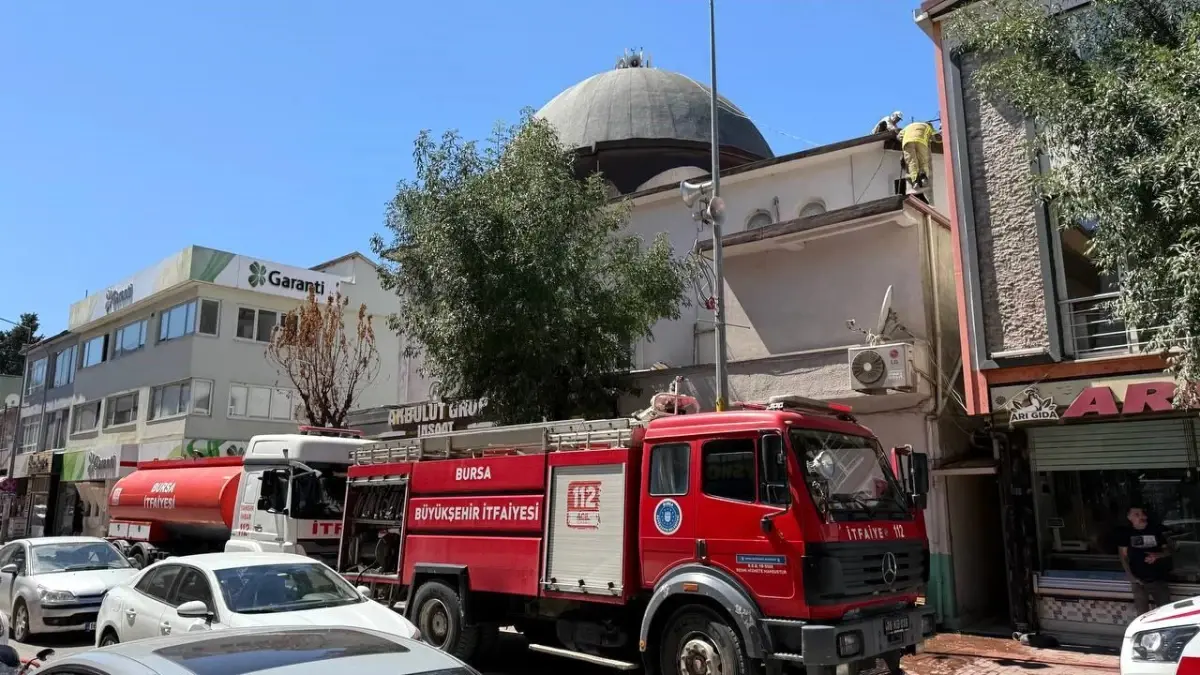Bursa&apos;da Asmalı Camii&apos;nde Yangın Paniği