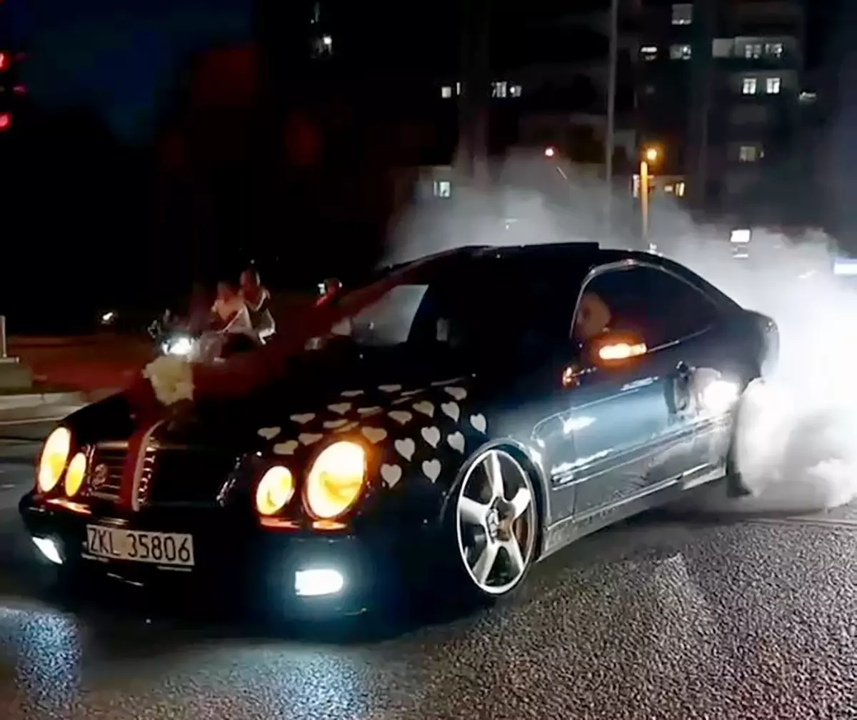 Adana&apos;da Düğün Konvoyunda Lastik Yakan Sürücüye 10 Bin Lira Ceza