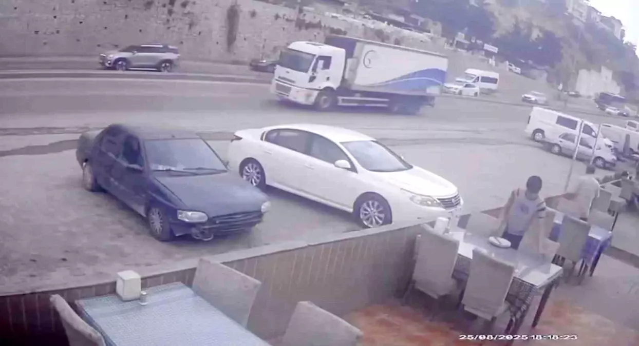 Freni Arızalanan Tır, İş Yerine Daldı: 150 Bin TL Maddi Zarar