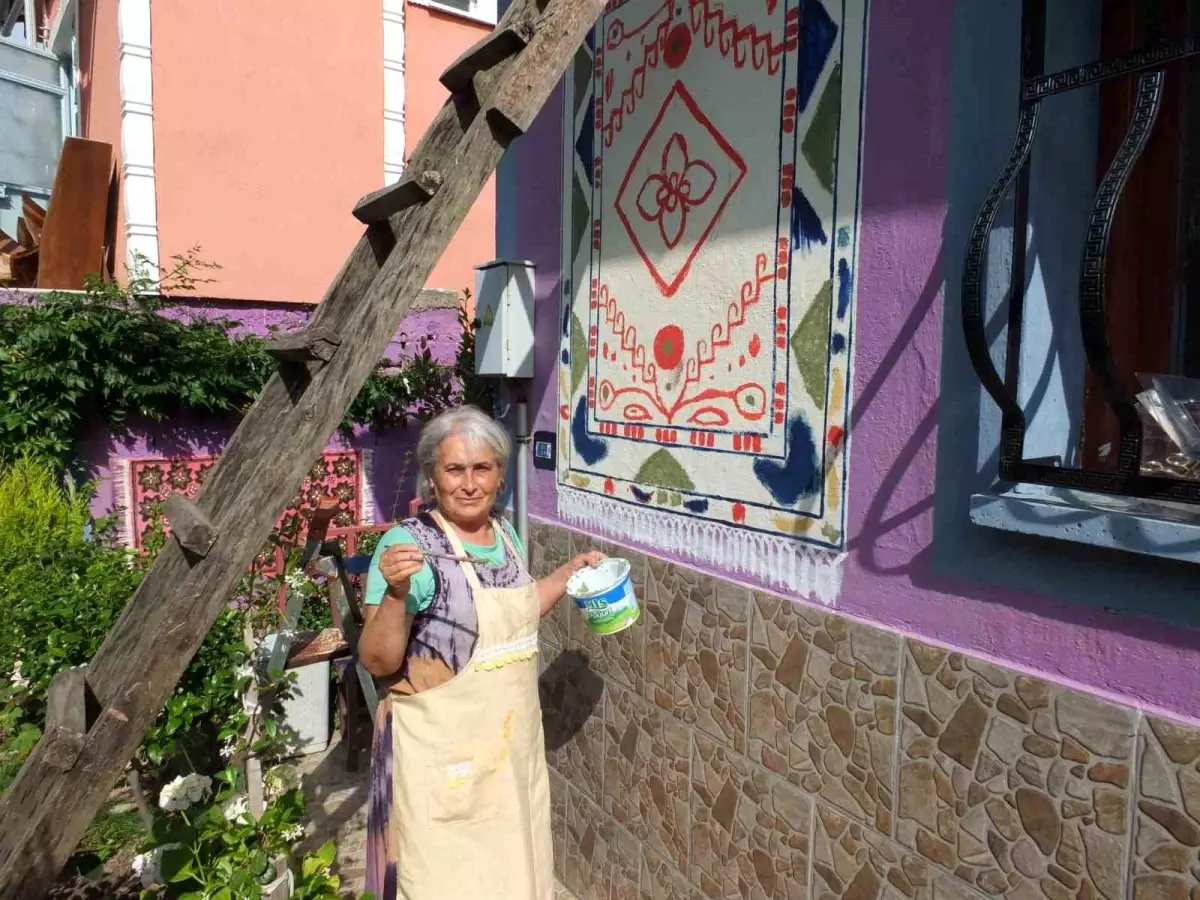 Gördesli Emine Ataman Koç, Halı Motiflerini Duvarlara Resmediyor