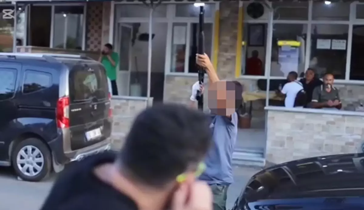 Çorlu'da Sokak Röportajında Pompalı Tüfekle Havaya Ateş Açan Çocuk Yakalandı