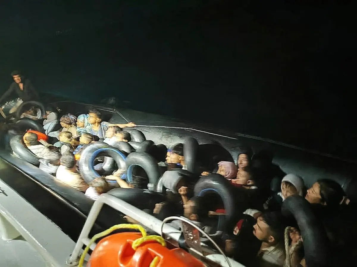 İzmir Açıklarında 43 Kaçak Göçmen Yakalandı, 19 Göçmen Kurtarıldı