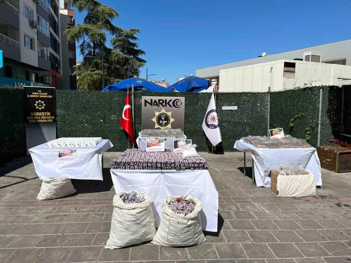 İzmir&apos;de Uyuşturucu Operasyonları: 128 Kilo Bonzai ve 1 Kilo Kokain Ele Geçirildi