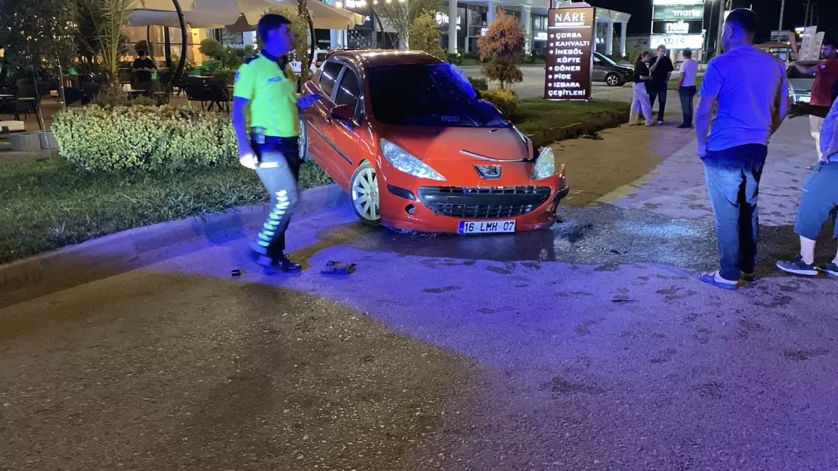 İnegöl'de Kaldırıma Çarpan Otomobil Devrildi: Sürücü Yaralı