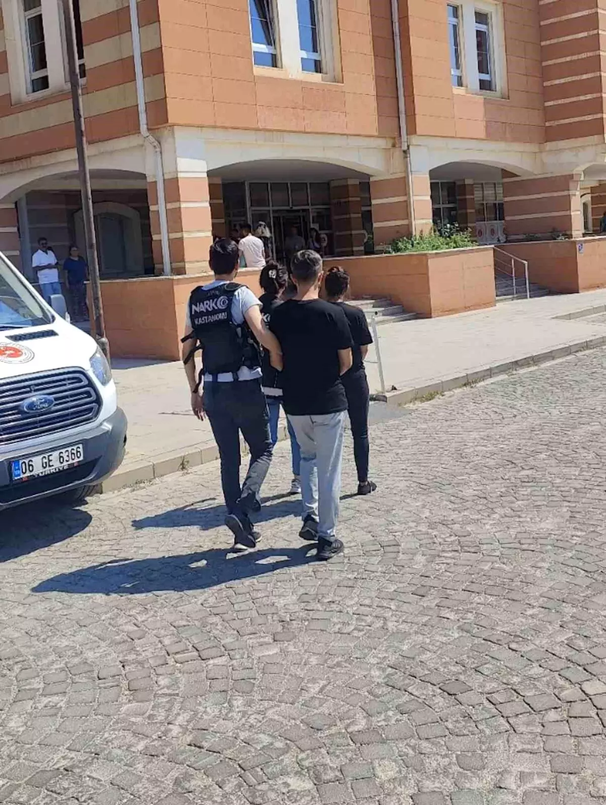 Kastamonu'da Uyuşturucu Maddeyle Yakalanan İki Şüpheli Tutuklandı