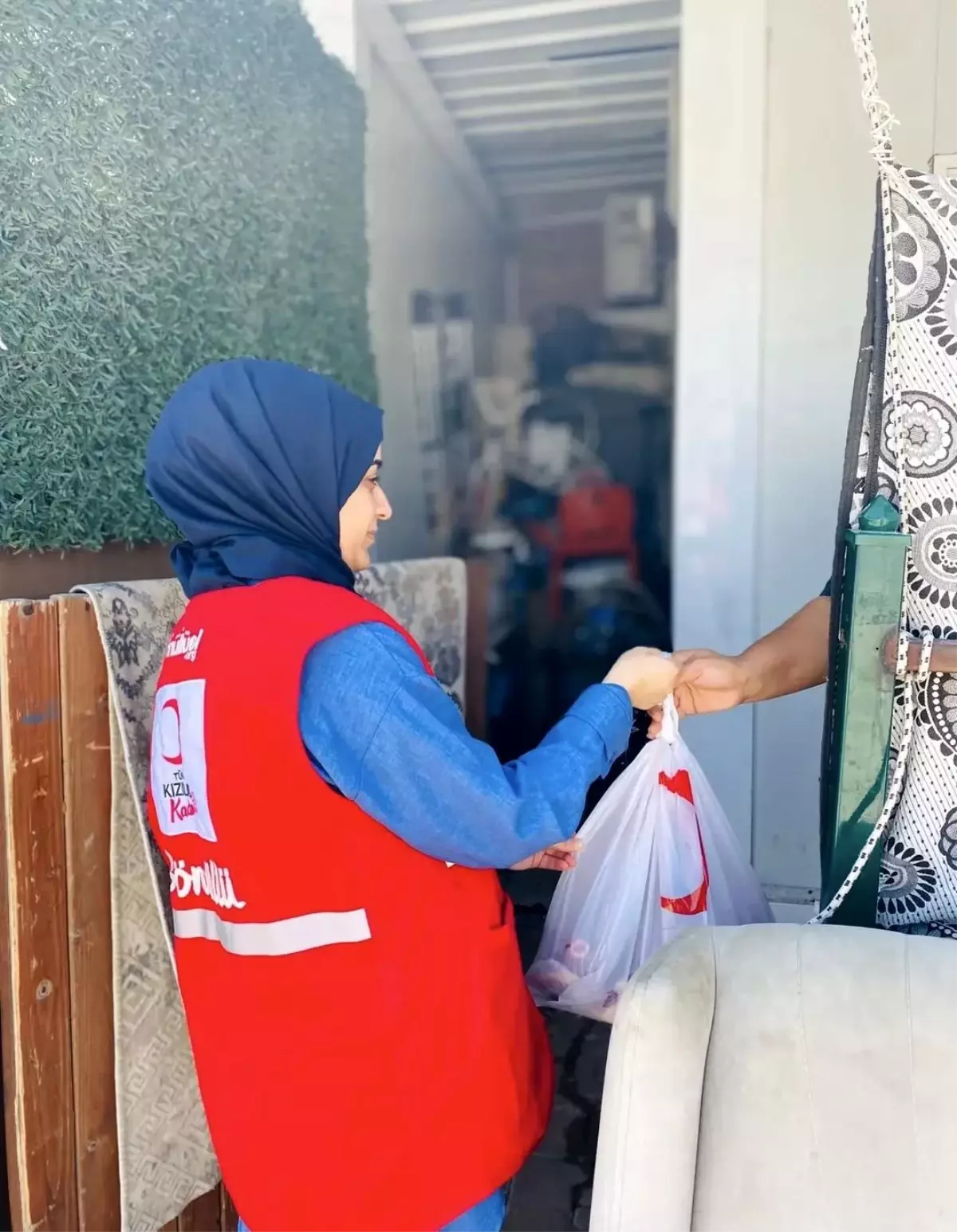 Hatay'da Kızılay İhtiyaç Sahibi Ailelere Adak Eti Dağıttı