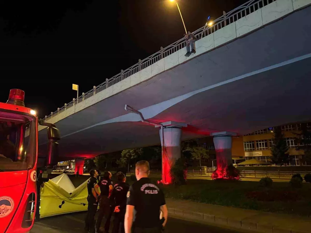 Kayseri&apos;de Alkollü Bireyin İntihar Girişimi Polis Tarafından Önlenildi