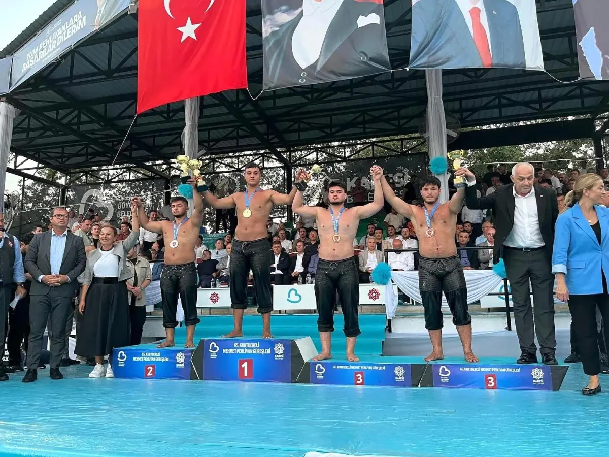 Kula&apos;nın Pehlivanı Melih Özdemir, Yağlı Güreşlerde Şampiyon Oldu