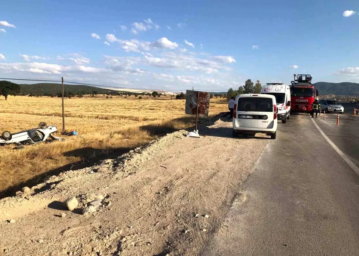 Kütahya&apos;da Otomobil Tarlaya Uçtu: 2 Yaralı