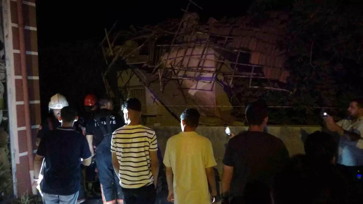 Malatya'da Hasar Gören Evde Çatı Çöktü