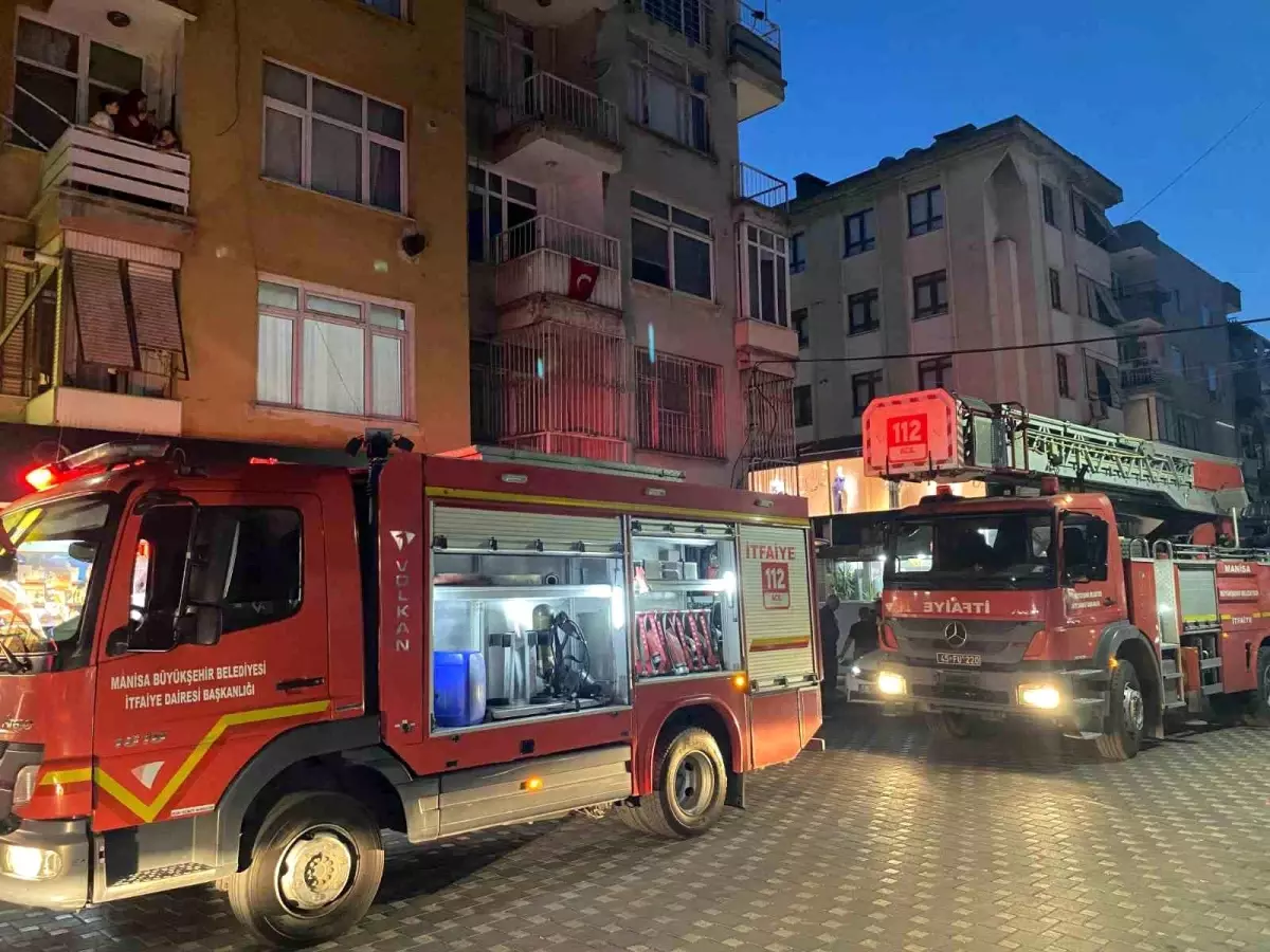 Manisa&apos;da Psikolojik Sorunları Olan Kişi Evinin Yangınını Çıkardı