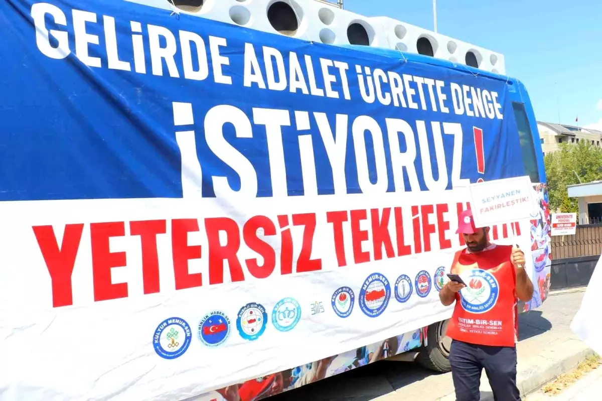 Memurlar Hakkını Arıyor: Maliye Bakanlığı Önünde Eylem Düzenlendi