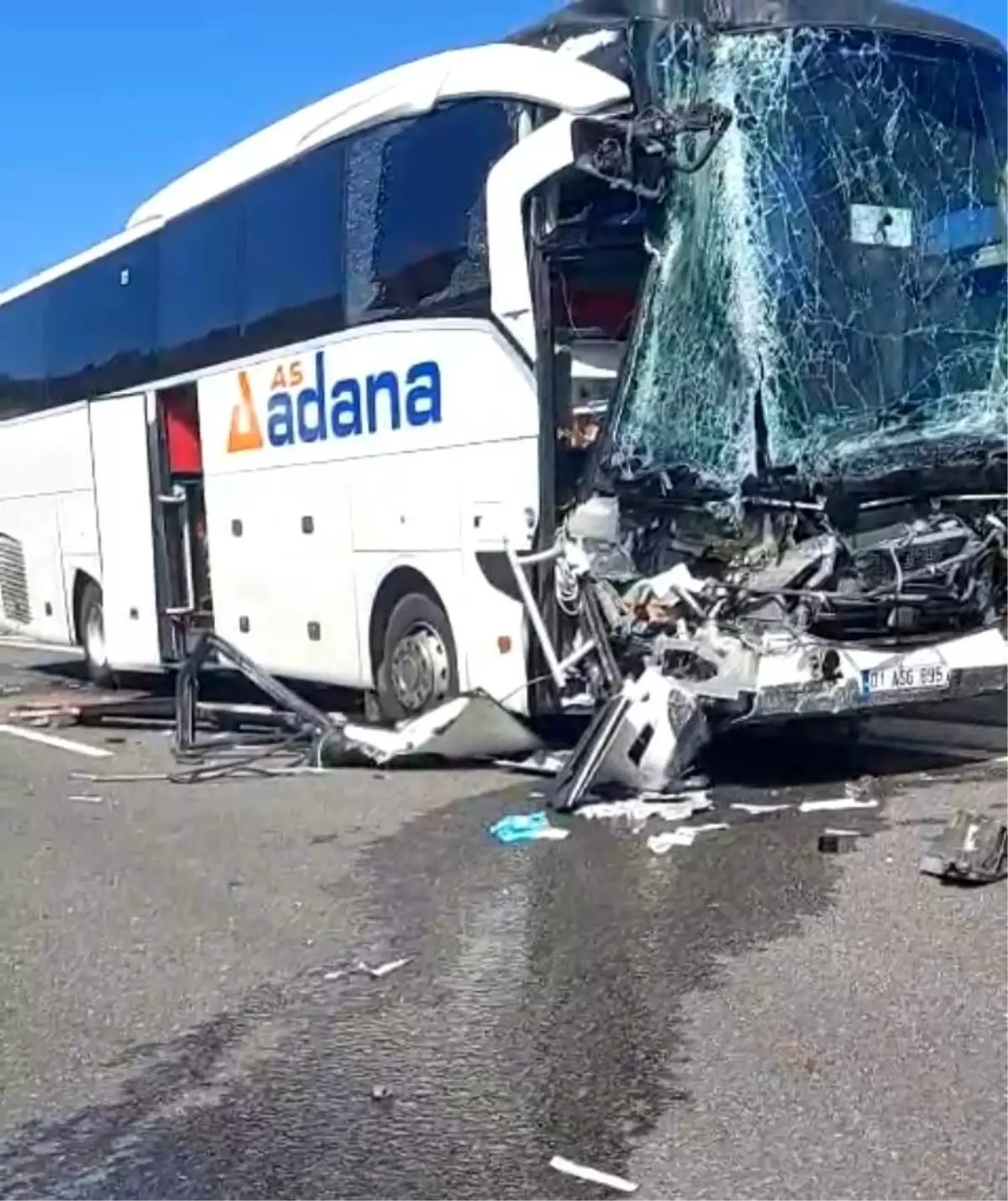 Mersin’de Otoyolda Üç Araçla Kaza, Yaralı Yok