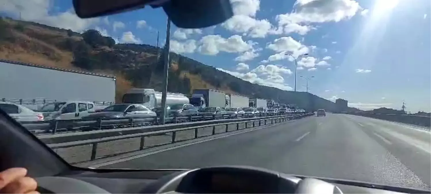 Kocaeli TEM Otoyolu'nda Mıcır Yüklü Tır Devriildi, Trafik Kilitlendi