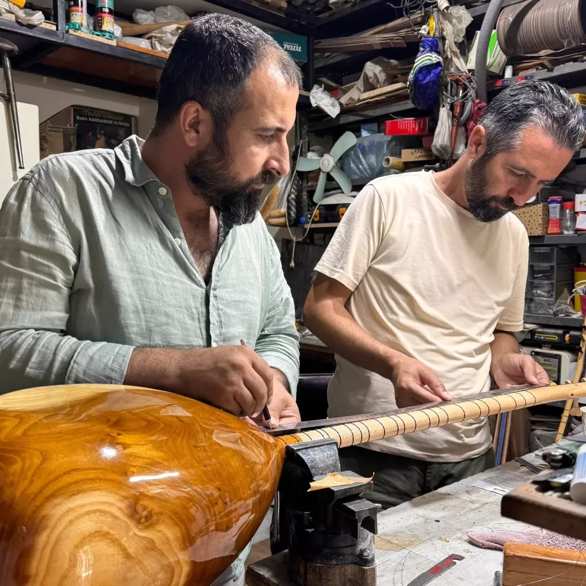 Niğde'de El Emekleri ile Müzik Enstrümanları Üretimi