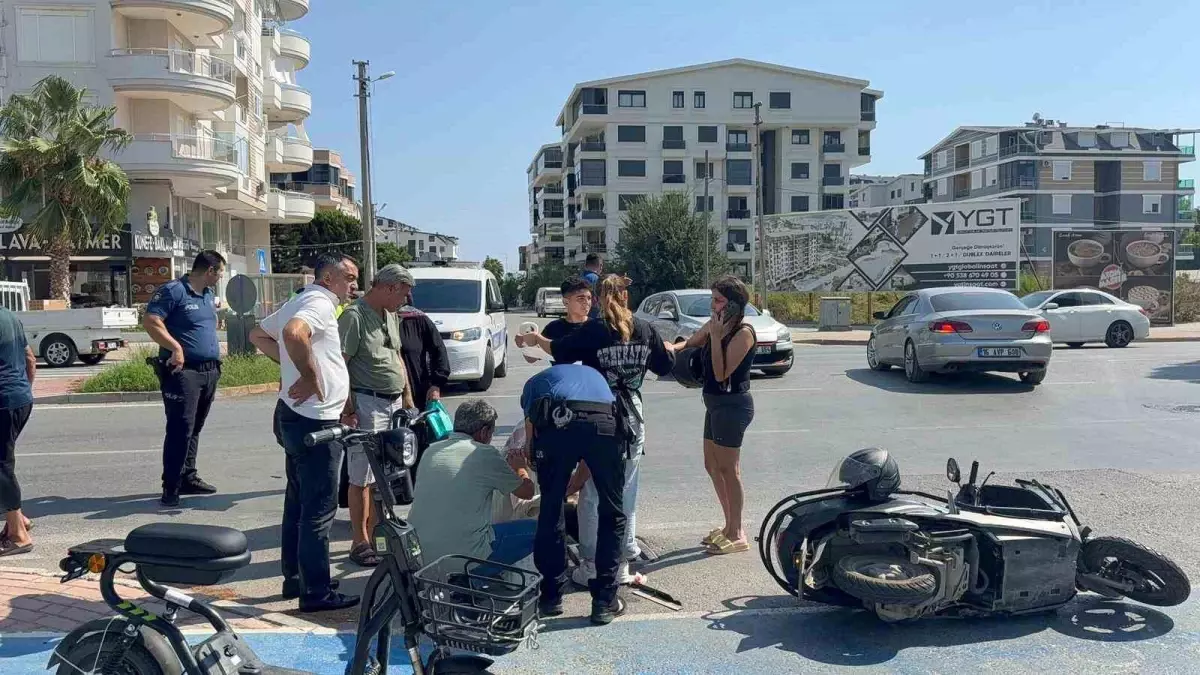 Gazipaşa&apos;da Otomobil ve Motosiklet Çarpıştı, Yaralıya Doktor İlk Müdahaleyi Yaptı