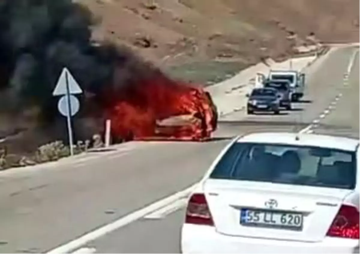 Erzurum'da Park Halindeki Araç Alev Aldı