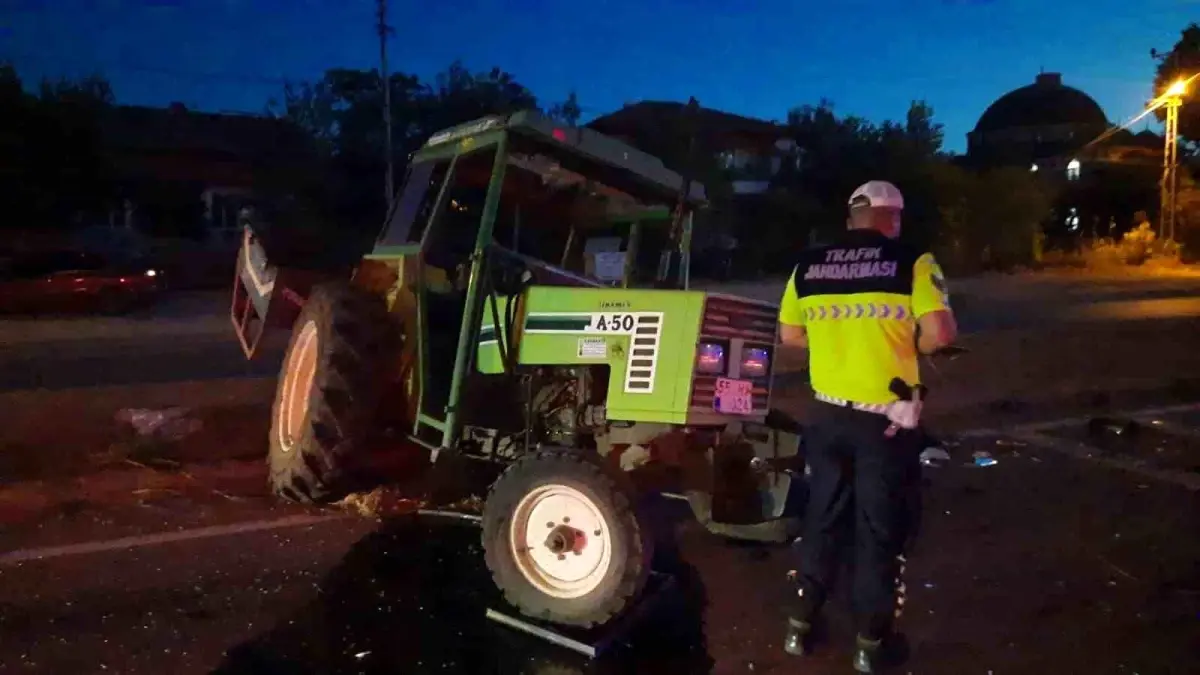 Samsun'da Otomobil ve Traktör Çarpıştı: 3 Yaralı
