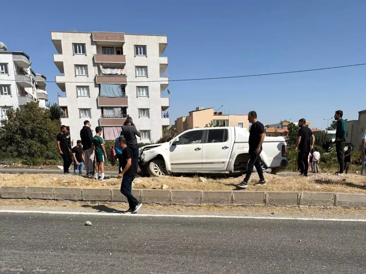 Siirt&apos;te Pikap Aydınlatma Direğine Çarptı: Bir Yaralı