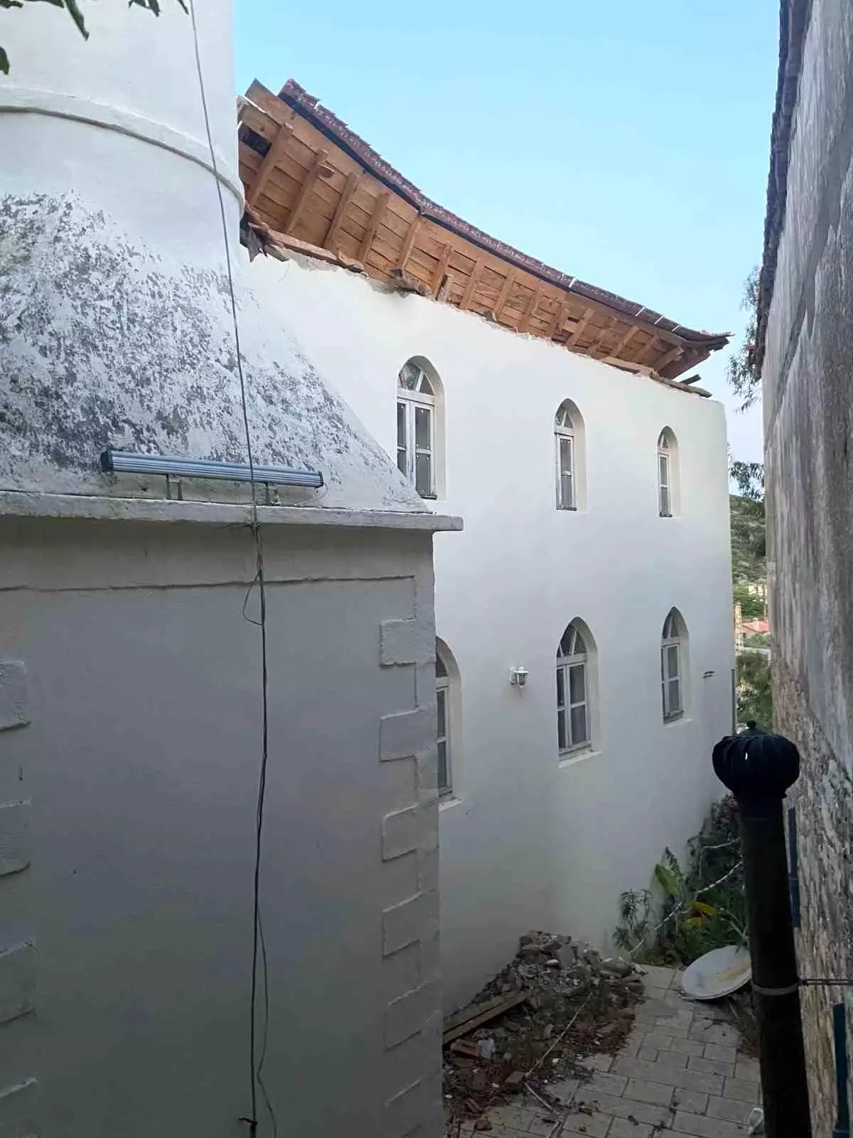 Eski Doğanbey Mahallesi'ndeki Cami Çöktü, Halk Onarım Bekliyor