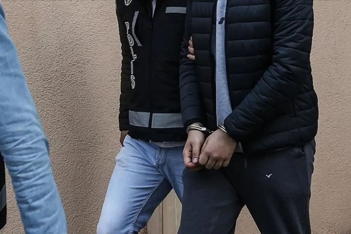 Sosyal medyadan silah fotoğrafı paylaşan 16 yaşındaki çocuk yakalandı