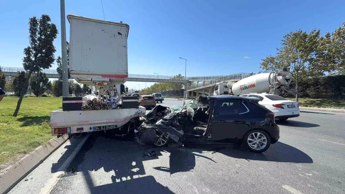 İstanbul&apos;da Vinç ve Otomobil Çarpıştı: 2 Yaralı