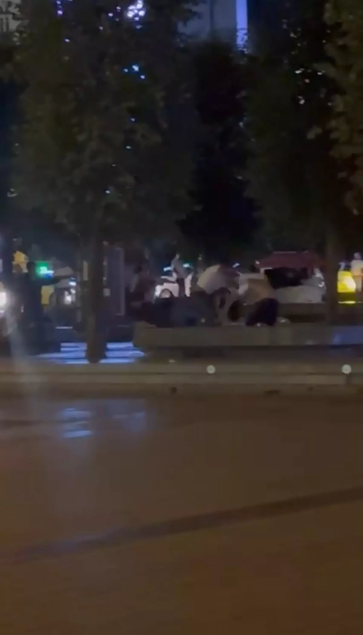 Taksim Meydanı'nda Tekmeli Yumruklu Kavga