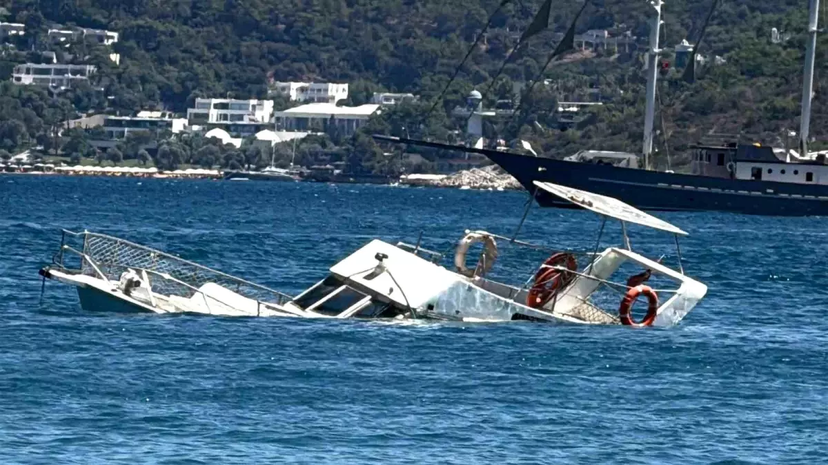 Bodrum'da Fırtına ile Suyun Altında Kalan Ahşap Tekne