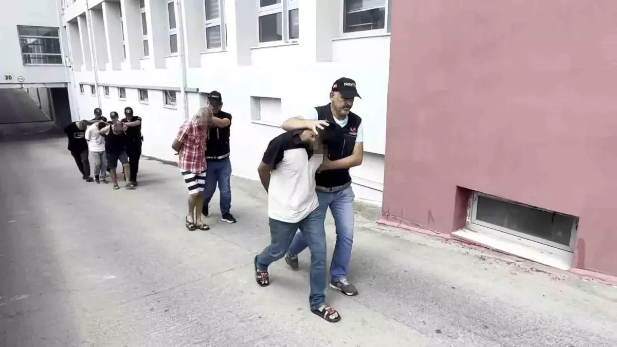 Adana&apos;da Uyuşturucu Ticareti Yapan 5 Şüpheli Yakalandı