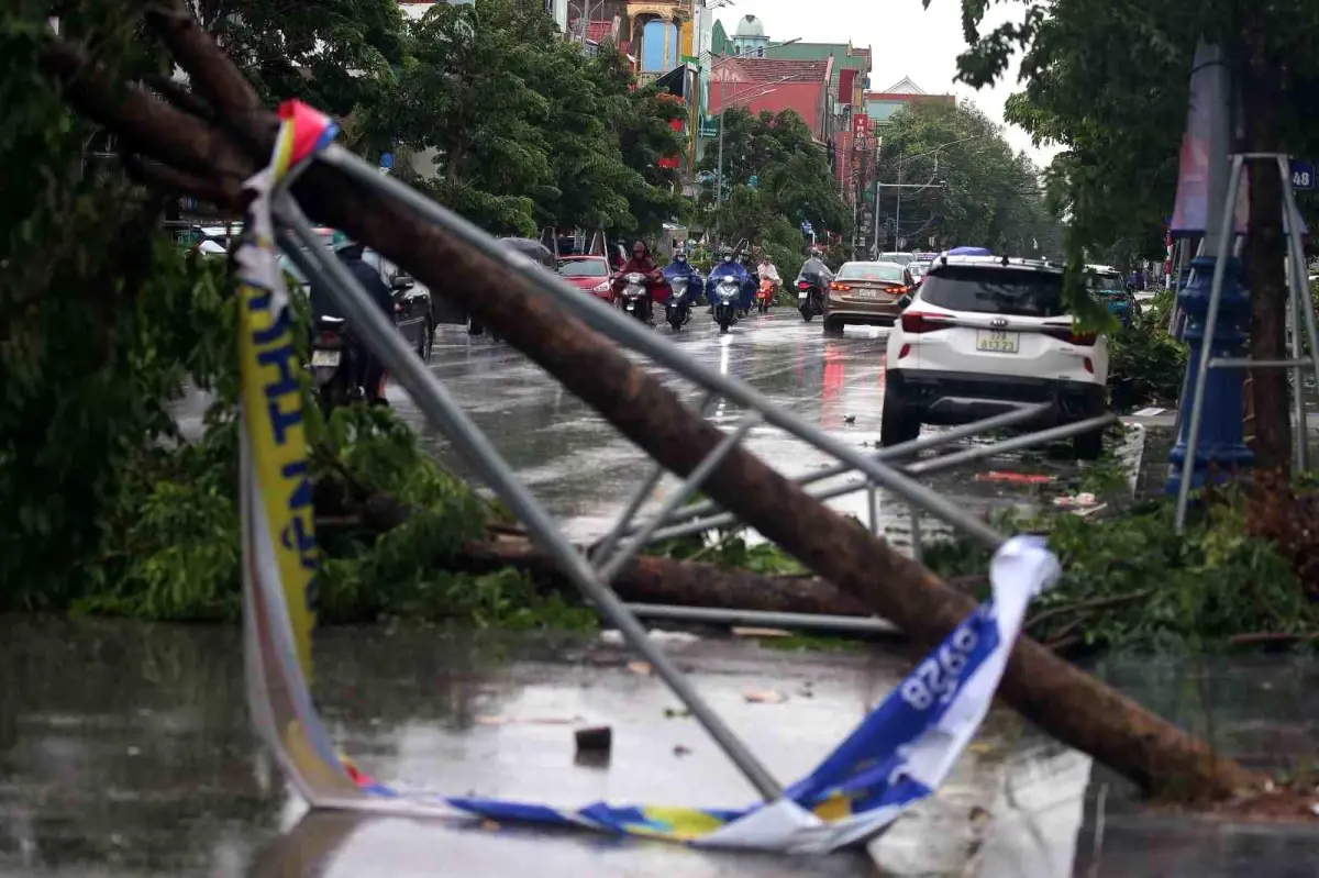 Vietnam&apos;da Kajiki Tayfunu Felaketi: 3 Ölü, 10 Yaralı