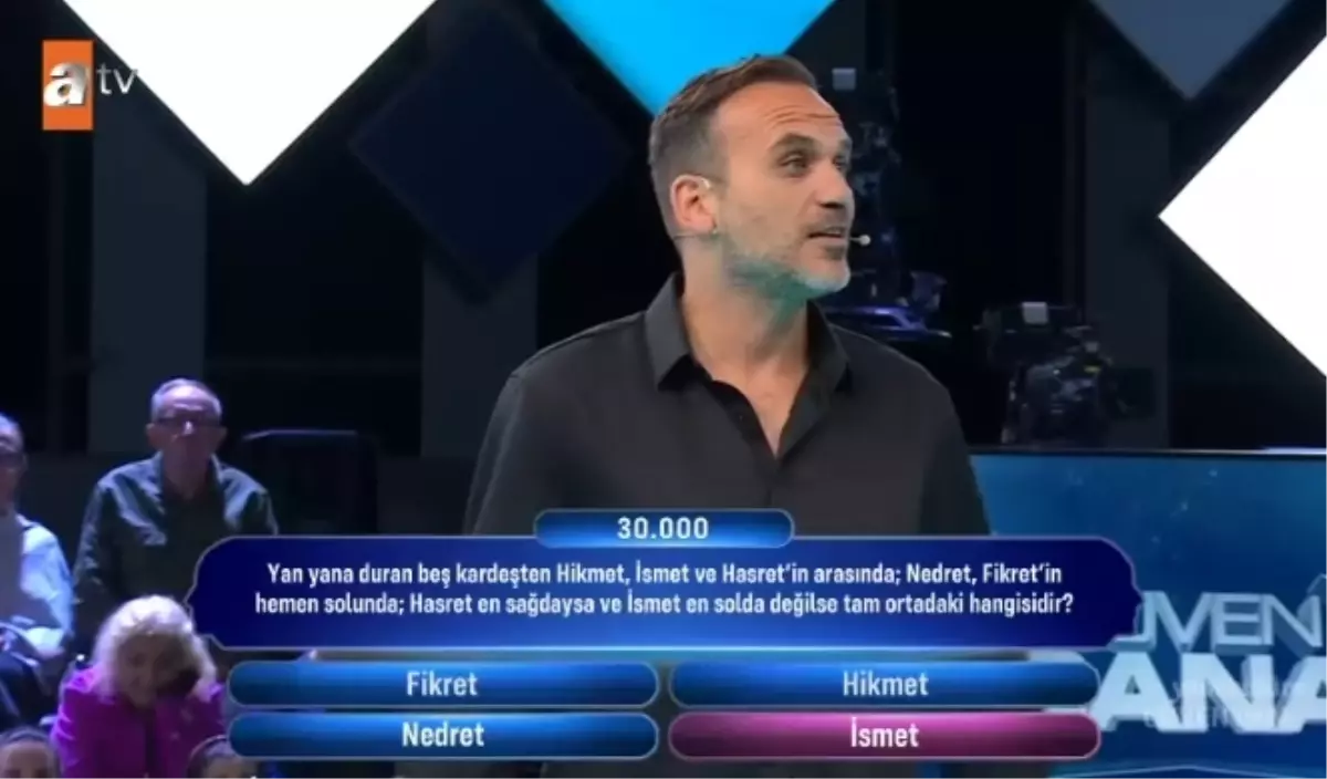 Yan yana duran beş kardeşten Hikmet, İsmet ve Hasret'in arasında; Nedret, Fikret'in hemen solunda; Hasret en sağdaysa ve İsmet en solda değilse ...