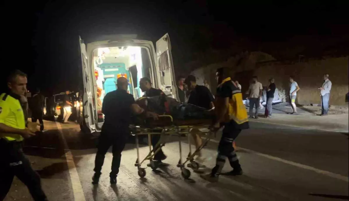 Adıyaman&apos;da Otomobil Çarpışması: 3 Yaralı