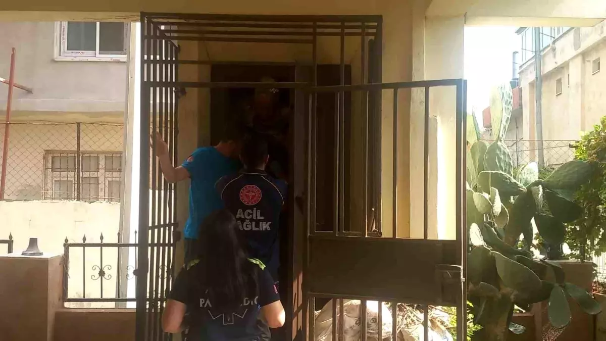 Hatay&apos;da Asansörde Mahsur Kalan Yaşlı Kadın ve Çocuk Kurtarıldı