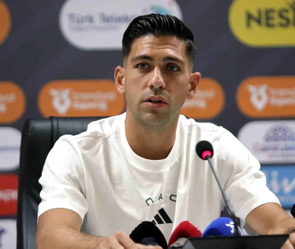 Panathinaikos Kaptanı Bakasetas: &apos;Futbolda Siyasetin Yeri Yok&apos;