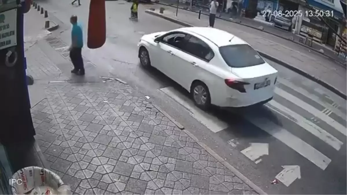 Beyoğlu'nda Dede ve Toruna Otomobil Çarptı