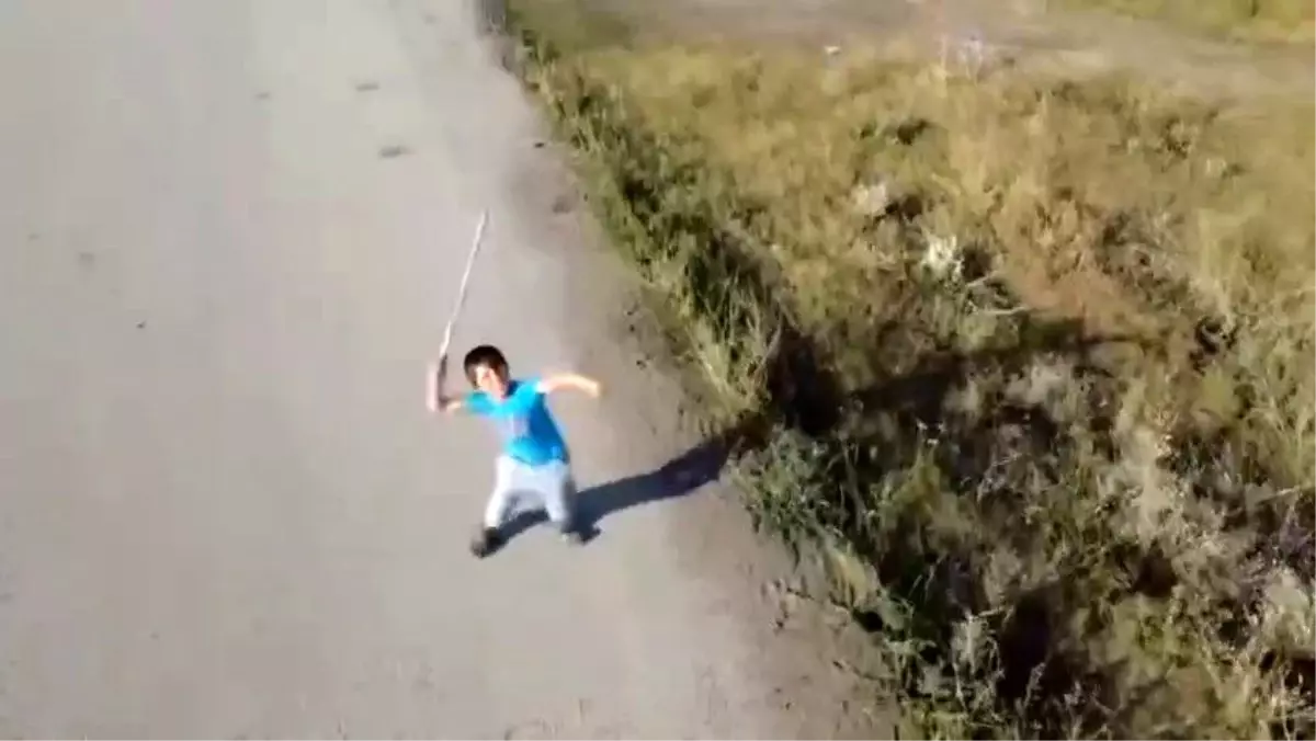 Köydeki Çocuk ve Drone'un Eğlenceli Savaşımı
