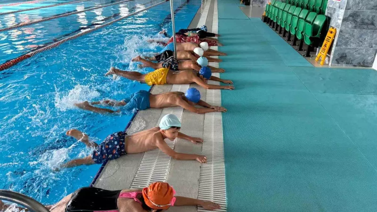 Aydın&apos;da &apos;Yüzme Bilmeyen Kalmasın&apos; Projesi Devam Ediyor
