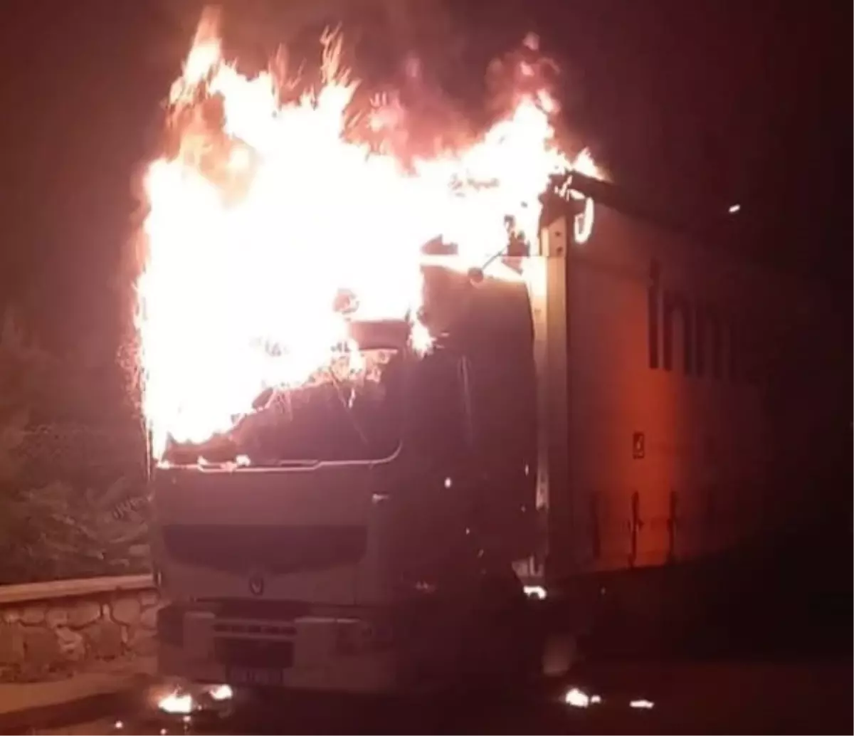 Bursa'da Park Halindeki TIR'da Yangın Çıktı