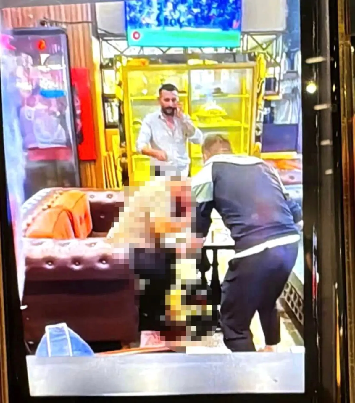 Çekmeköy&apos;de kafede oturan adam başından vuruldu