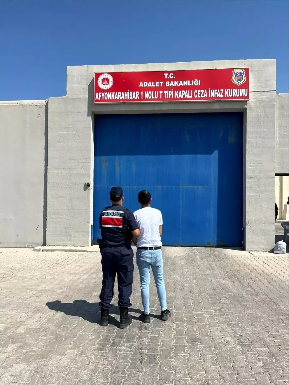 Afyonkarahisar&apos;da Jandarma Denetimlerinde 34 Aranan Şahıs Yakalandı